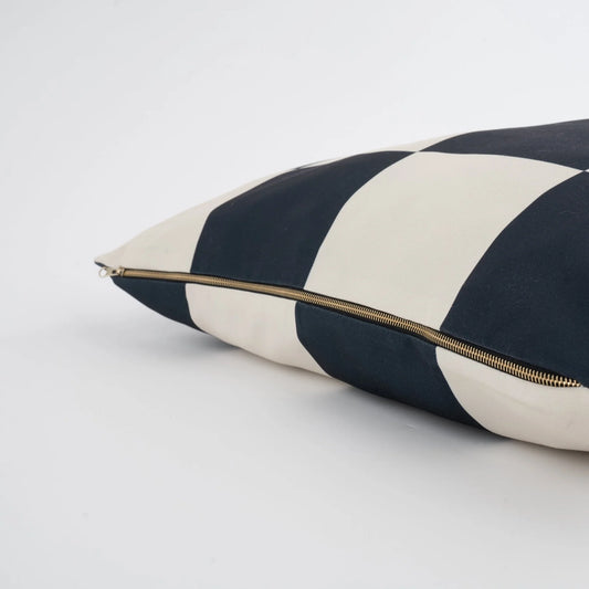 Coussin à damier noir et blanc