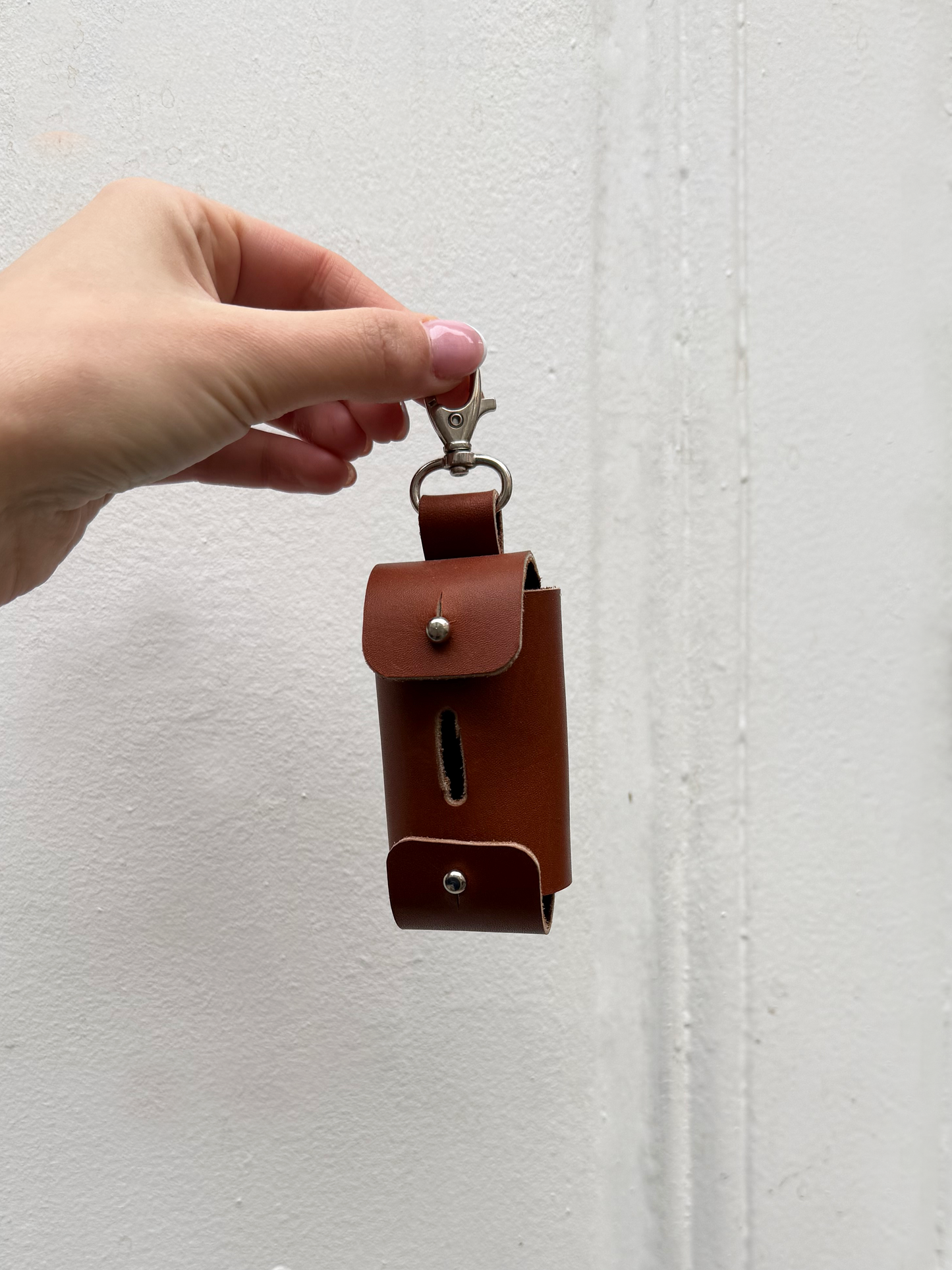 Distributeur de sacs à déjections en cuir