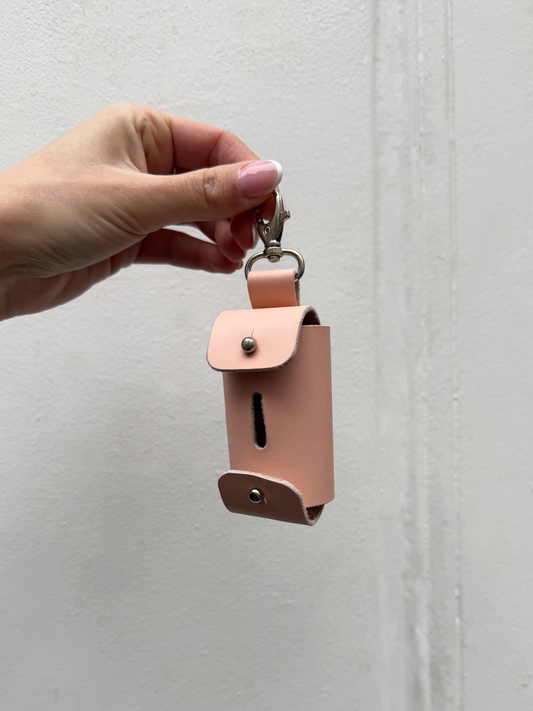 Distributeur de sacs à déjections en cuir